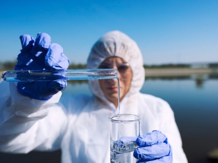 Niezidentyfikowany płyn przedostaje się do rzeki – interweniuje grupa rozpoznania chemicznego