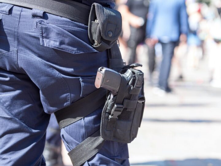 Nietypowa interwencja policji na festiwalu: Uczestnik zabawy ugryzł policjanta