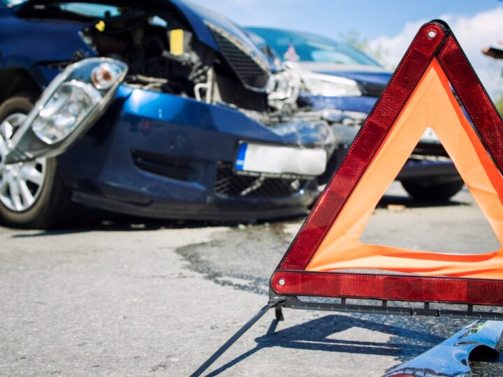 Zderzenie busa kurierskiego i audi w miejscowości Kwiatków