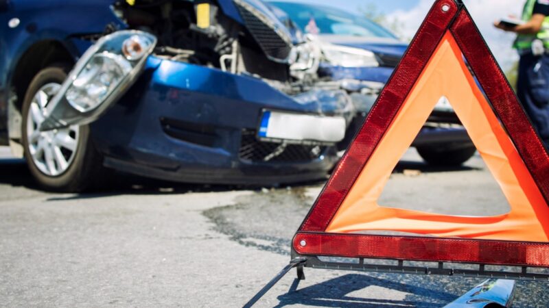 Zderzenie busa kurierskiego i audi w miejscowości Kwiatków