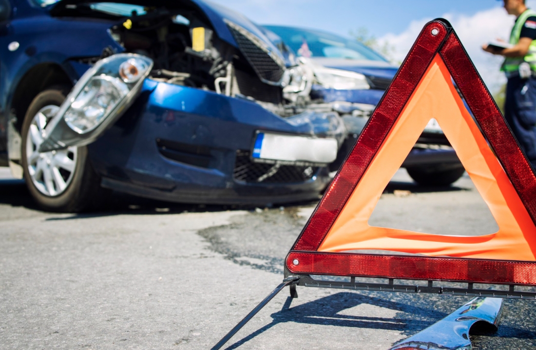 Zderzenie busa kurierskiego i audi w miejscowości Kwiatków