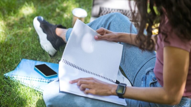 Pierwszoklasiści z Ostrowi Mazowieckiej składają uroczyste ślubowanie