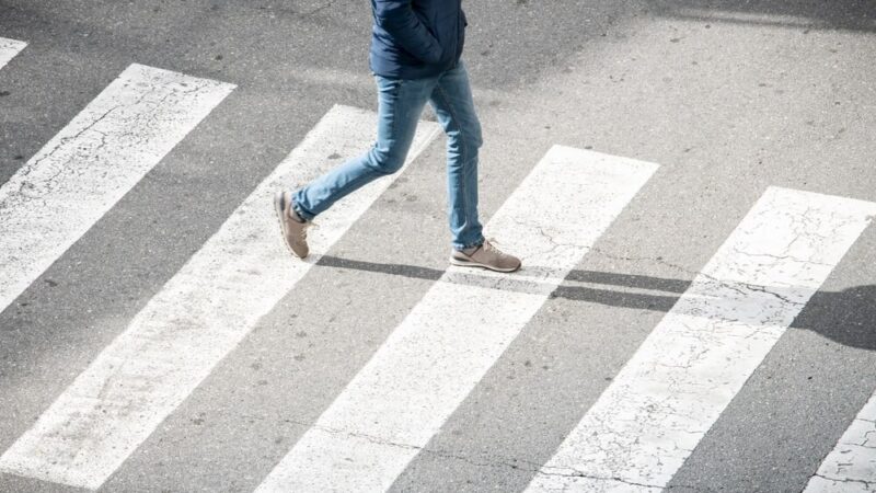 Mikołajkowe akcje ostrowskich policjantów dla dzieci i bezpieczeństwa pieszych