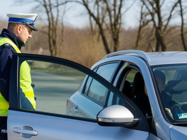 Przekroczenie 100 km/h w terenie zabudowanym: przepis czy zagrożenie?