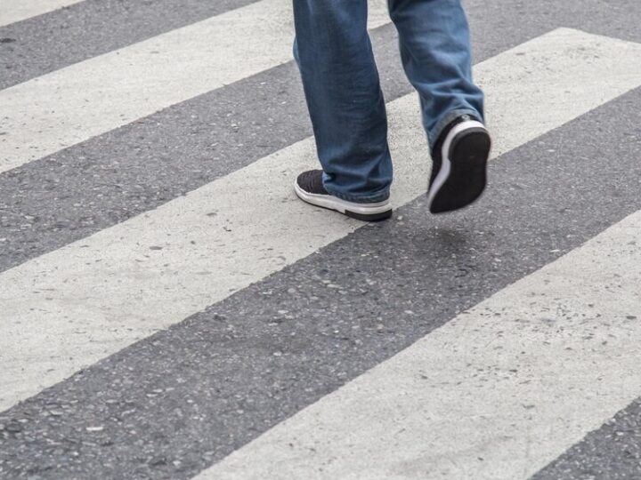 Bezpieczeństwo w mgle: Wspólna odpowiedzialność kierowców, rowerzystów i pieszych