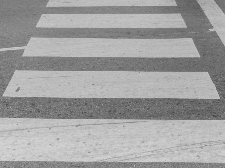 Bezpieczeństwo na drodze i opieka nad zwierzętami – spotkanie dzielnicowej z KGW Brokowianki