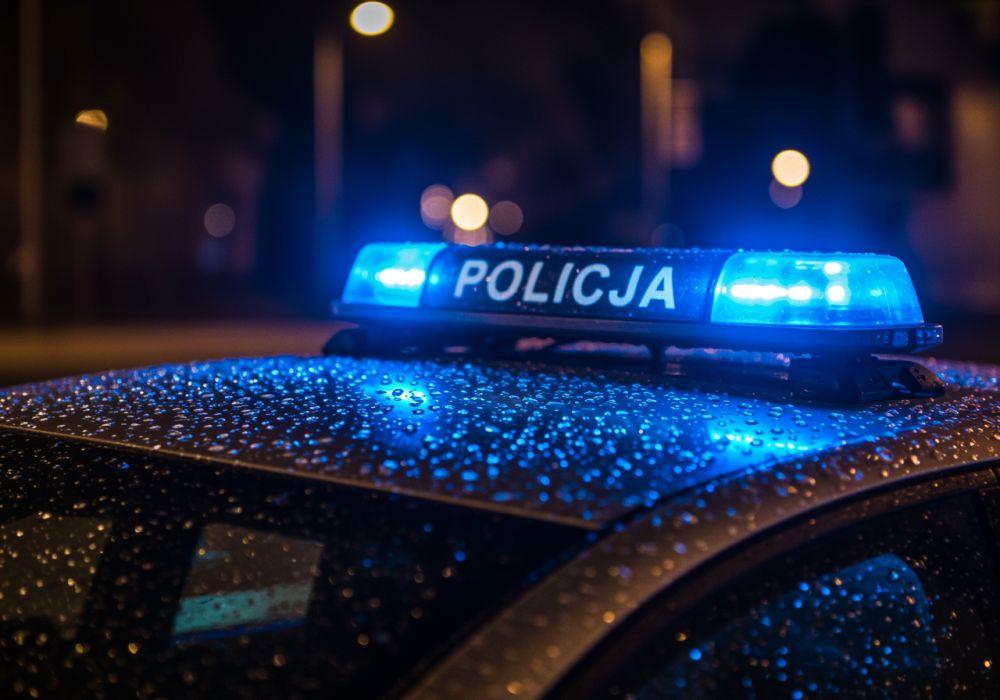 Seniorka wyraziła wdzięczność ostrowskim dzielnicowym za odnalezienie zgubionego portfela