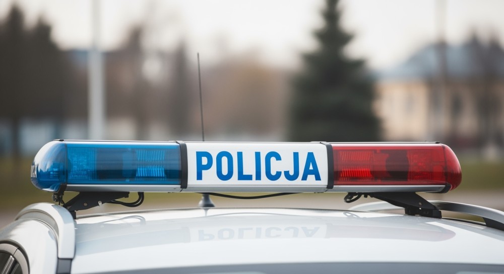 Dzielnicowi uratowali błąkającego się psa i pomogli mu wrócić do właściciela