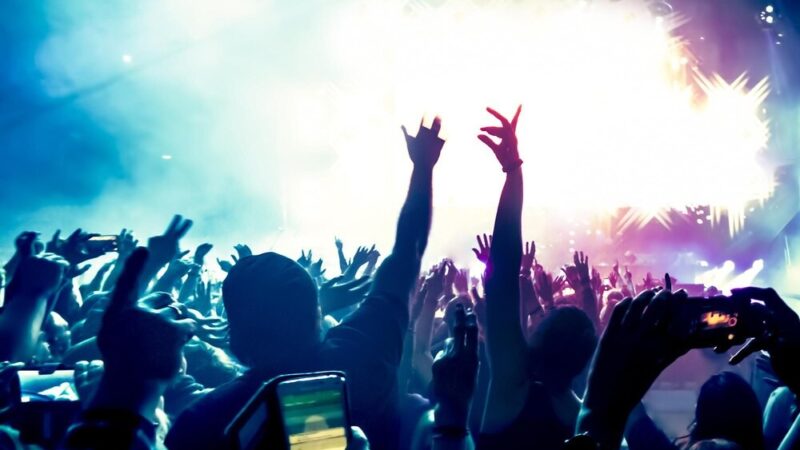 Karnawałowy bal pełen magii, tańca i radości