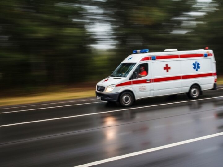 Policjanci z Ostrowi ratują samotnych seniorów przed wychłodzeniem