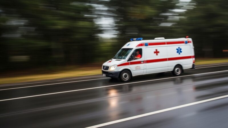 Policjanci z Ostrowi ratują samotnych seniorów przed wychłodzeniem