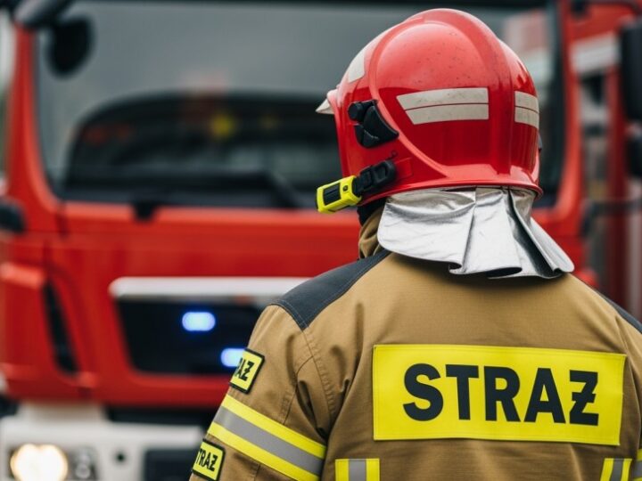 Pożar drewnianego domu: Mieszkaniec ocalał, ale budynek spłonął doszczętnie