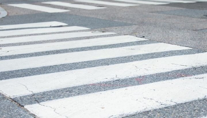 Niebezpieczeństwo parkowania blisko przejść dla pieszych: jak ograniczona widoczność zagraża bezpieczeństwu na drodze