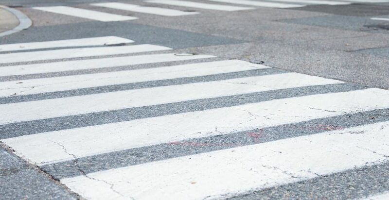 Niebezpieczeństwo parkowania blisko przejść dla pieszych: jak ograniczona widoczność zagraża bezpieczeństwu na drodze