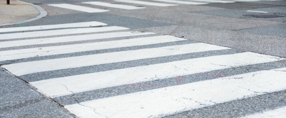 Niebezpieczeństwo parkowania blisko przejść dla pieszych: jak ograniczona widoczność zagraża bezpieczeństwu na drodze