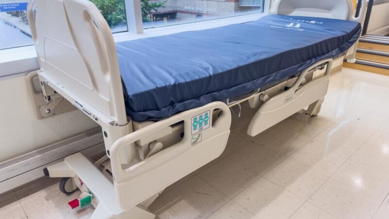 Policjanci edukują seniorów w Gniazdowie o bezpieczeństwie i oszustwach telefonicznych