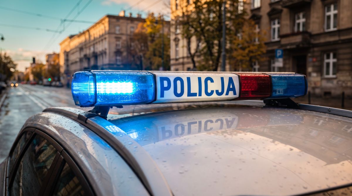 Pościg za pijanym kierowcą. 30-latek porzucił auto i uciekał pieszo