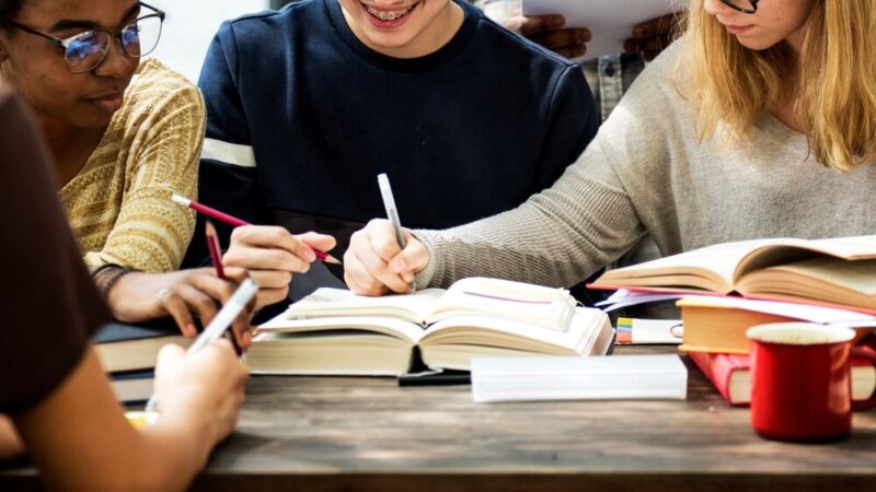 Świętuj Dzień Edukacji Narodowej z wyjątkowymi życzeniami